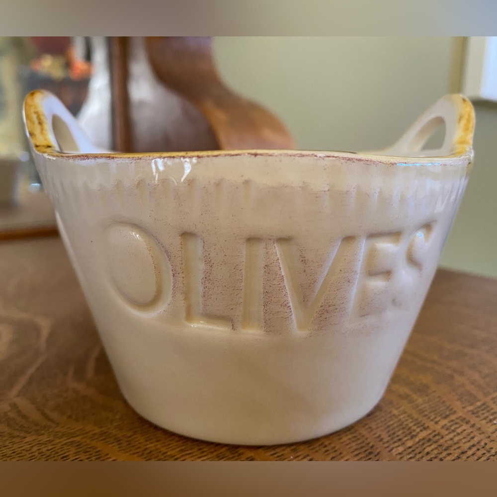 NWOT Sur La Table Cream "OLIVES" serving dish w/handles- Made in Italy